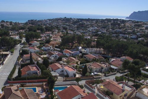 Dolores Hermosa y cómoda villa con piscina privada en Benissa, Costa Blanca, España, para 6 personas. La casa está situada en una zona costera y residencial, a 2 km de la playa de La Fustera....