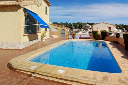 Dolores Schöne und komfortable Villa in Benissa, Costa Blanca, Spanien mit privatem Pool für 6 Personen. Das Haus befindet sich in einem Küsten- und Wohngebiet und ist 2 km vom Strand La Fustera entfernt....