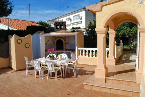 Dolores Villa belle et confortable à Benissa, Costa Blanca, Espagne, avec piscine privée pour 6 personnes. La maison est située dans un quartier côtier et résidentiel à 2 km de la plage de La Fustera....