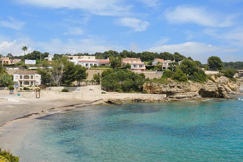 Dolores Hermosa y cómoda villa en Benissa, Costa Blanca, España, con piscina privada para 6 personas. La casa está situada en una zona costera y residencial, a 2 km de la playa de La Fustera....