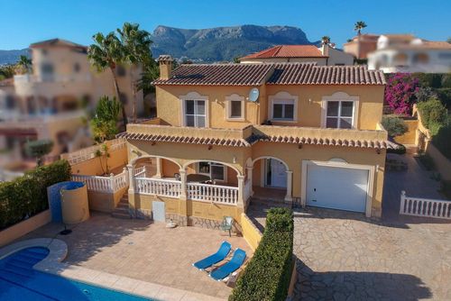 Chris Grande et charmante villa avec piscine privée à Calpe, Costa Blanca, Espagne, pouvant accueillir 6 personnes. La maison est située dans un quartier résidentiel proche de la plage, à proximité de restaurants et de bars, et à 2 km de la plage Arenal-Bol, Calpe....
