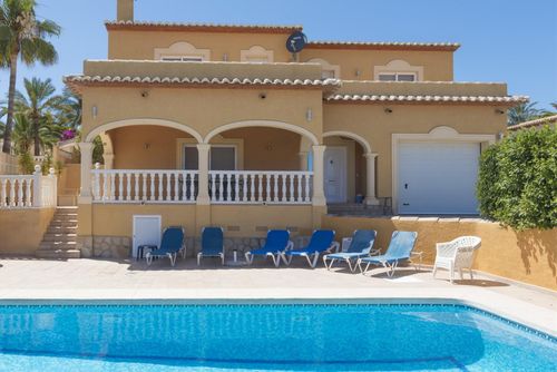 Chris Grote en mooie villa met privézwembad in Calpe, Costa Blanca, Spanje voor 6 personen. Het huis is gelegen in een woonwijk dichtbij het strand, nabij restaurants en bars en op 2 km van het Arenal-Bol strand in Calpe....