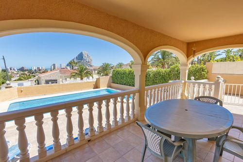 Chris Große und schöne Villa mit privatem Pool in Calpe, Costa Blanca, Spanien für 6 Personen. Das Haus befindet sich in einem Wohngebiet in Strandnähe, ganz in der Nähe von Restaurants und Bars und 2 km vom Arenal-Bol, dem Strand von Calpe....