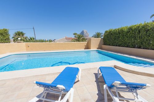 Chris Grote en mooie villa met privézwembad in Calpe, Costa Blanca, Spanje voor 6 personen. Het huis is gelegen in een woonwijk dichtbij het strand, nabij restaurants en bars en op 2 km van het Arenal-Bol strand in Calpe....