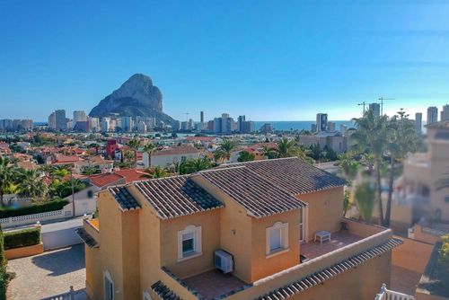 Chris Grande et charmante villa avec piscine privée à Calpe, Costa Blanca, Espagne, pouvant accueillir 6 personnes. La maison est située dans un quartier résidentiel proche de la plage, à proximité de restaurants et de bars, et à 2 km de la plage Arenal-Bol, Calpe....