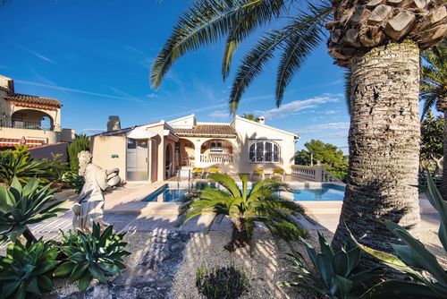 Jose Maravillosa y alegre villa en Benissa, Costa Blanca, España, con piscina privada para 6 personas. La casa se encuentra en una zona costera, montañosa y residencial, a 1 km de la playa Cala Baladrar y a 5 km de Moraira....