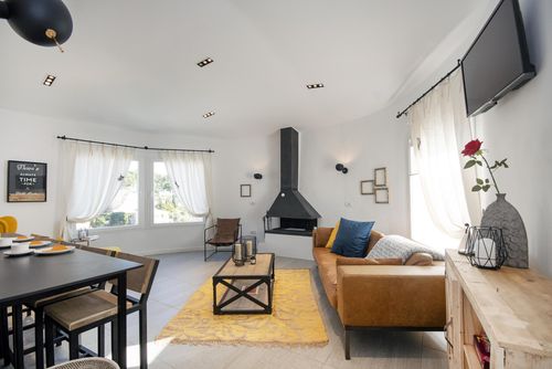 Sara 6 Moderne en vrolijke villa met privézwembad in Benissa, Costa Blanca, Spanje voor 6 personen. Het huis is gelegen in een kust- en woongebied, dichtbij een tennisbaan, 2 km van het strand Cala Abogat en 5 km van Moraira....