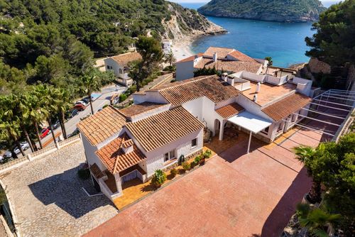 Casa Luna Amplia y clásica villa en Jávea, Costa Blanca, España, con piscina privada para 12 personas. La casa se encuentra en una zona residencial y montañosa cerca de la playa, a pocos pasos de restaurantes y bares, y a 25 metros de la playa de La Barraca Portixol....