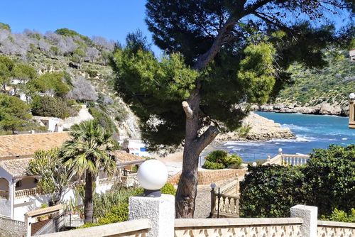 Casa Luna Grande villa classique à Jávea, Costa Blanca, Espagne, avec une piscine privée pour 12 personnes. La maison est située dans une zone résidentielle et vallonnée près de la plage, à proximité de restaurants et de bars, et à 25 m de la plage de La Barraca Portixol....