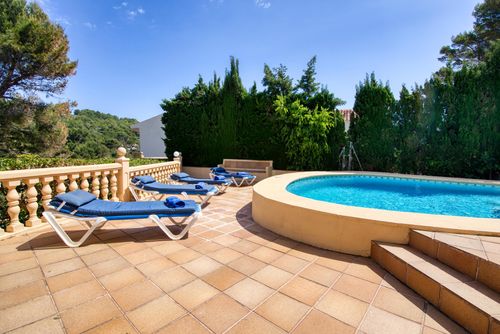 Casa Luna Grote en klassieke villa in Javea, Costa Blanca, Spanje met een privézwembad voor 12 personen. Het huis is gelegen in een heuvelachtig en residentieel strandgebied, dicht bij restaurants en bars en op 25 meter van het strand van La Barraca Portixol....