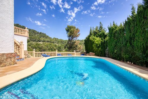 Casa Luna Grande villa classique à Javea, Costa Blanca, Espagne, avec piscine privée pour 12 personnes. La maison est située dans un quartier résidentiel et vallonné près de la plage, à proximité de restaurants et de bars, et à 25 mètres de la plage de La Barraca Portixol....