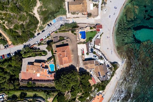 Casa Luna Grote en klassieke villa in Jávea, Costa Blanca, Spanje met privézwembad voor 12 personen. Het huis is gelegen in een heuvelachtige en residentiële strandomgeving, dicht bij restaurants en bars en op 25 meter van het strand La Barraca Portitxol....
