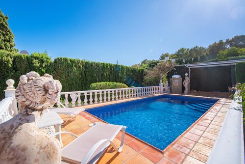 Leones 6 Classic en romantische villa met privé zwembad in Benissa, Costa Blanca, Spanje voor 6 personen. Het huis is gelegen in een kustachtige, heuvelachtige en residentiële omgeving, op 2 km van Cala La Llobella strand en 5 km van Calpe....