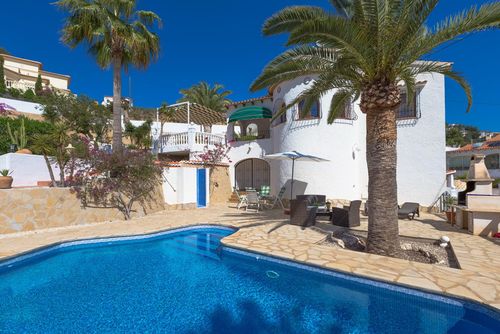 Ritter Magnifique villa classique à Benissa, Costa Blanca, Espagne, avec une piscine privée pour 6 personnes. La maison est située dans un quartier résidentiel côtier et vallonné, à 1 km de la plage de Cala Baladrar et à 5 km de Moraira....