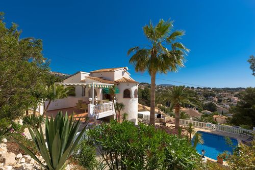 Ritter Magnifique villa classique à Benissa, Costa Blanca, Espagne, avec une piscine privée pour 6 personnes. La maison est située dans un quartier résidentiel côtier et vallonné, à 1 km de la plage de Cala Baladrar et à 5 km de Moraira....