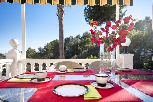 Ritter Magnifique villa classique à Benissa, Costa Blanca, Espagne, avec une piscine privée pour 6 personnes. La maison est située dans un quartier résidentiel côtier et vallonné, à 1 km de la plage de Cala Baladrar et à 5 km de Moraira....