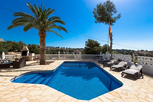 Ritter Geweldige en klassieke villa in Benissa, Costa Blanca, Spanje met een privézwembad voor 6 personen. Het huis is gelegen in een kust-, heuvelachtig en residentieel gebied, 1 km van het Cala Baladrar strand en 5 km van Moraira....