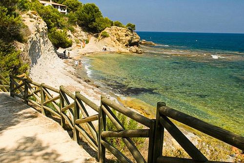 Ritter Magnifique et classique villa à Benissa, Costa Blanca, Espagne avec piscine privée pour 6 personnes. La maison est située dans un quartier résidentiel côtier et vallonné, à 1 km de la plage de Cala Baladrar et à 5 km de Moraira....
