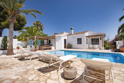 Lagarta Maravilhosa e alegre villa com piscina privada em Moraira, Costa Blanca, Espanha, para 6 pessoas. A casa está situada em uma área residencial de praia e fica a 2 km da praia de Moraira....