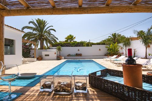Lagarta Charmante et ensoleillée villa à Moraira, Costa Blanca, Espagne, avec piscine privée pour 6 personnes. La maison est située dans un quartier résidentiel proche de la plage, à 2 km de la plage de Moraira....