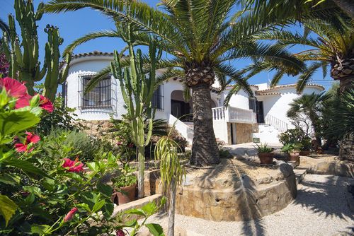 Lagarta Charmante et ensoleillée villa à Moraira, Costa Blanca, Espagne, avec piscine privée pour 6 personnes. La maison est située dans un quartier résidentiel proche de la plage, à 2 km de la plage de Moraira....