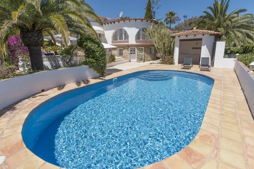 Villa Lo - by Alquileres Villamar Magnifique et romantique maison avec piscine privée à Benissa, Costa Blanca, Espagne, pour 6 personnes. La maison est située dans une zone côtière, vallonnée et résidentielle, à 3 km de la plage de Cala Advocat et à 5 km de Calpe et Moraira....