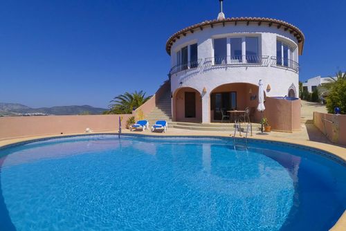 Linda Vista Splendida e confortevole villa a Benitachell, Costa Blanca, Spagna, con piscina privata per 6 persone. La casa è situata in una zona residenziale collinare vicino alla spiaggia ed è a 10 km da Moraira....