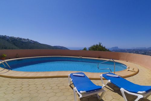 Linda Vista Maravillosa y cómoda villa con piscina privada en Benitachell, Costa Blanca, España, para 6 personas. La casa se encuentra en una zona residencial y montañosa cerca de la playa y está a 10 km de Moraira....