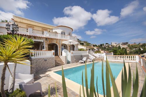 Mirador Villa merveilleuse et ensoleillée avec piscine privée à Benissa, Costa Blanca, Espagne, pour 4 personnes. La maison est située dans une zone côtière, vallonnée et résidentielle, à 2 km de la plage de Cala Baladrar et à 5 km de Moraira....