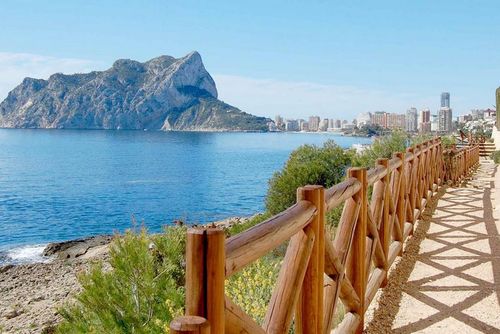 Mirador Meravigliosa e luminosa villa con piscina privata a Benissa, Costa Blanca, Spagna, per 4 persone. La casa è situata in una zona costiera, collinare e residenziale, a 2 km dalla spiaggia di Cala Baladrar e a 5 km da Moraira....