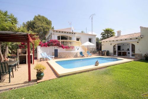 Amaya Merveilleuse et romantique villa avec piscine privée à Xàbia, Costa Blanca, Espagne, pour 4 personnes. La maison se trouve dans une zone côtière et résidentielle, à 4 km de la plage d'El Arenal....