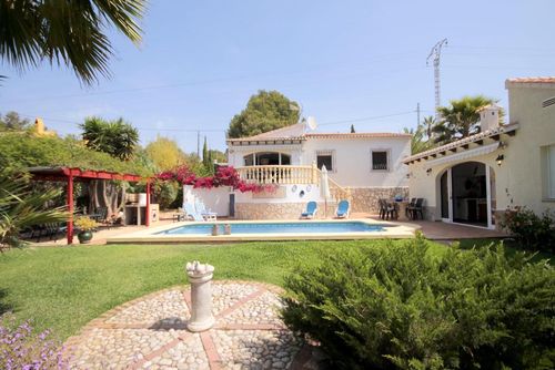 Amaya Geweldige en romantische villa met privézwembad in Xàbia, Costa Blanca, Spanje voor 4 personen. Het huis is gelegen in een kust- en woonwijk en bevindt zich op 4 km van het strand van El Arenal....
