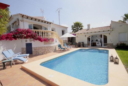 Amaya Geweldige en romantische villa met privézwembad in Xàbia, Costa Blanca, Spanje voor 4 personen. Het huis is gelegen in een kust- en woonwijk en bevindt zich op 4 km van het strand van El Arenal....