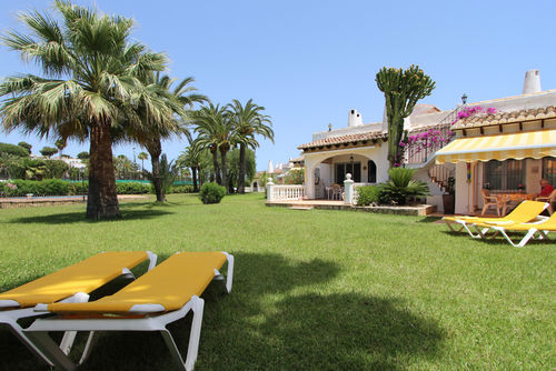 Rita Vakantiehuis met gemeenschappelijk zwembad in Moraira, Costa Blanca, Spanje voor 4 personen. Het huis is gelegen in een vakantiecomplex met bar en restaurant, in een woonwijk, dicht bij winkels en een tennisbaan en op 3 km van het Ampolla strand....