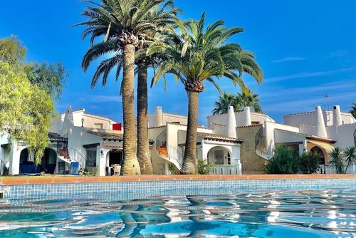 Rita Maison de vacances avec piscine commune à Moraira, Costa Blanca, Espagne pour 4 personnes. La maison est située dans un complexe de vacances avec bar et restaurant, dans un quartier résidentiel, à proximité des commerces et d'un court de tennis, et à 3 km de la plage de l'Ampolla....