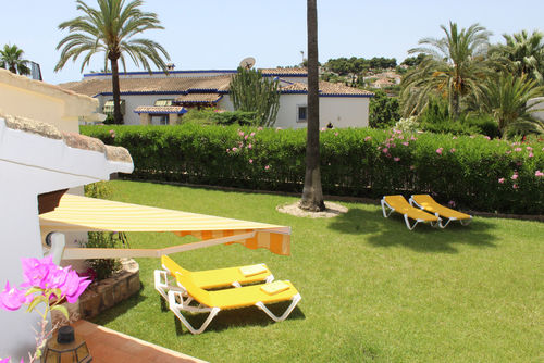 Rita Semesterhus med gemensam pool i Moraira, Costa Blanca, Spanien för 4 personer. Huset är beläget i ett semesterkomplex med bar och restaurang, i ett bostadsområde, nära affärer och en tennisbana, samt 3 km från Ampolla-stranden....