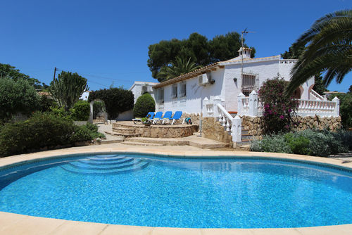 Lorna Magnifique et confortable villa avec piscine privée à Moraira, Costa Blanca, Espagne, pour 6 personnes. La maison est située dans un quartier résidentiel, à proximité de restaurants et bars, de magasins et supermarchés, et à 3 km de la plage d'Ampolla....