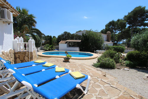 Lorna Geweldige en comfortabele villa met privézwembad in Moraira, Costa Blanca, Spanje voor 6 personen. Het huis is gelegen in een woonwijk, dicht bij restaurants en bars, winkels en supermarkten, en op 3 km van het strand van Ampolla....