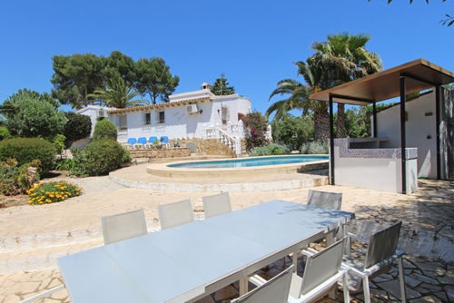 Lorna Geweldige en comfortabele villa met privézwembad in Moraira, Costa Blanca, Spanje voor 6 personen. Het huis is gelegen in een woonwijk, dicht bij restaurants en bars, winkels en supermarkten, en op 3 km van het strand van Ampolla....