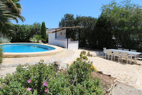 Lorna Geweldige en comfortabele villa met privézwembad in Moraira, Costa Blanca, Spanje voor 6 personen. Het huis is gelegen in een woonwijk, dicht bij restaurants en bars, winkels en supermarkten, en op 3 km van het strand van Ampolla....