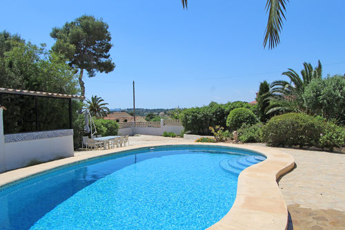 Lorna Magnifique et confortable villa avec piscine privée à Moraira, Costa Blanca, Espagne, pour 6 personnes. La maison est située dans un quartier résidentiel, à proximité de restaurants et bars, de magasins et supermarchés, et à 3 km de la plage d'Ampolla....