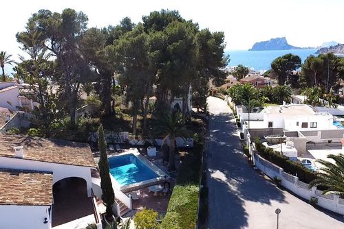 Encantadora Hermosa y clásica villa con piscina privada en Moraira, Costa Blanca, España para 8 personas. La casa se encuentra en una zona residencial, cerca de restaurantes y bares, tiendas, supermercados y una cancha de tenis, y está a 500 m de la Playa Ampolla....