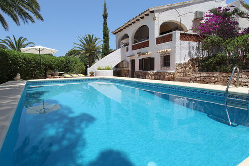 Encantadora Prachtige en klassieke villa met privézwembad in Moraira, Costa Blanca, Spanje voor 8 personen. Het huis is gelegen in een residentiële wijk, dicht bij restaurants en bars, winkels, supermarkten en een tennisbaan, en ligt op 500 m van het Ampolla-strand....