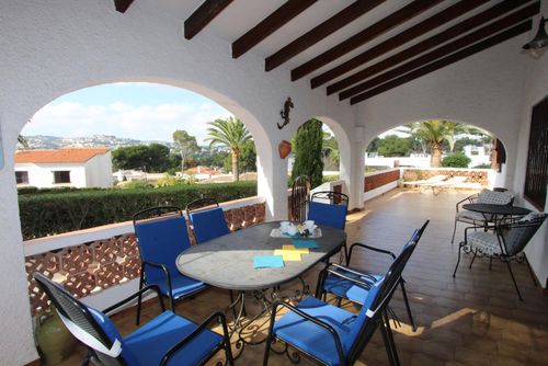 Encantadora Hermosa y clásica villa con piscina privada en Moraira, Costa Blanca, España, para 8 personas. La casa se encuentra en una zona residencial, cerca de restaurantes y bares, tiendas, supermercados y una pista de tenis, y está a 500 m de la playa de Ampolla....