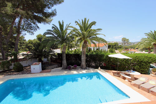 Encantadora Hermosa y clásica villa en Moraira, Costa Blanca, España, con piscina privada para 8 personas. La casa está situada en una zona residencial, cerca de restaurantes y bares, tiendas, supermercados y una cancha de tenis, y se encuentra a 500 m de la Playa Ampolla....
