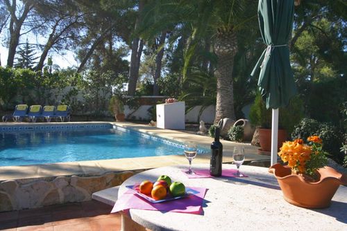 Encantadora Schöne und klassische Villa mit privatem Pool in Moraira, Costa Blanca, Spanien für 8 Personen. Das Haus befindet sich in einer Wohngegend, nahe Restaurants und Bars, Geschäften, Supermärkten und einem Tennisplatz, und ist 500 m vom Strand Ampolla entfernt....
