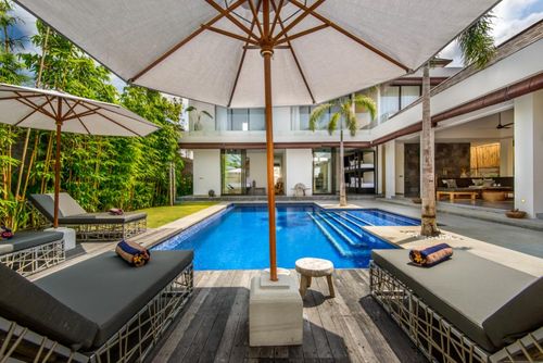 Waha Ampla e luxuosa villa em Canggu, Bali, Indonésia, com piscina privativa para 8 pessoas. A casa está situada em uma área residencial e fica a 2 km da Praia de Berawa....