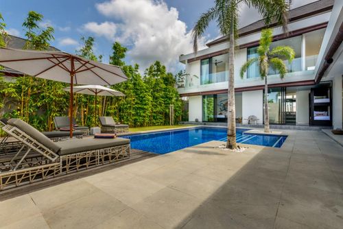 Waha Ampla e luxuosa villa em Canggu, Bali, Indonésia, com piscina privativa para 8 pessoas. A casa está situada em uma área residencial e fica a 2 km da Praia de Berawa....
