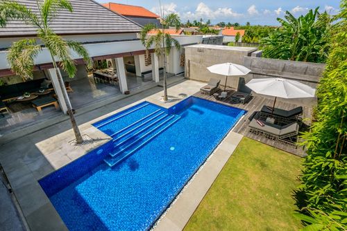Waha Grande et luxueuse villa à Canggu, Bali, Indonésie, avec une piscine privée pour 8 personnes. La maison est située dans un quartier résidentiel et se trouve à 2 km de la plage de Berawa....