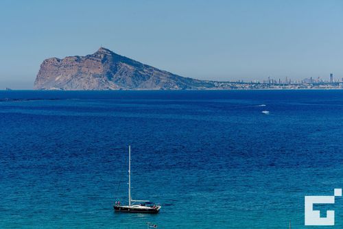Turquesa Beach 310B - Grupo Turis Gemütliches Apartment mit Gemeinschaftspool in Calpe, Costa Blanca, Spanien für 4 Personen. Das Apartment befindet sich in der Nähe von Restaurants und Bars, Geschäften und Supermärkten und ist nur 25 m vom Playa de Levante Strand entfernt....
